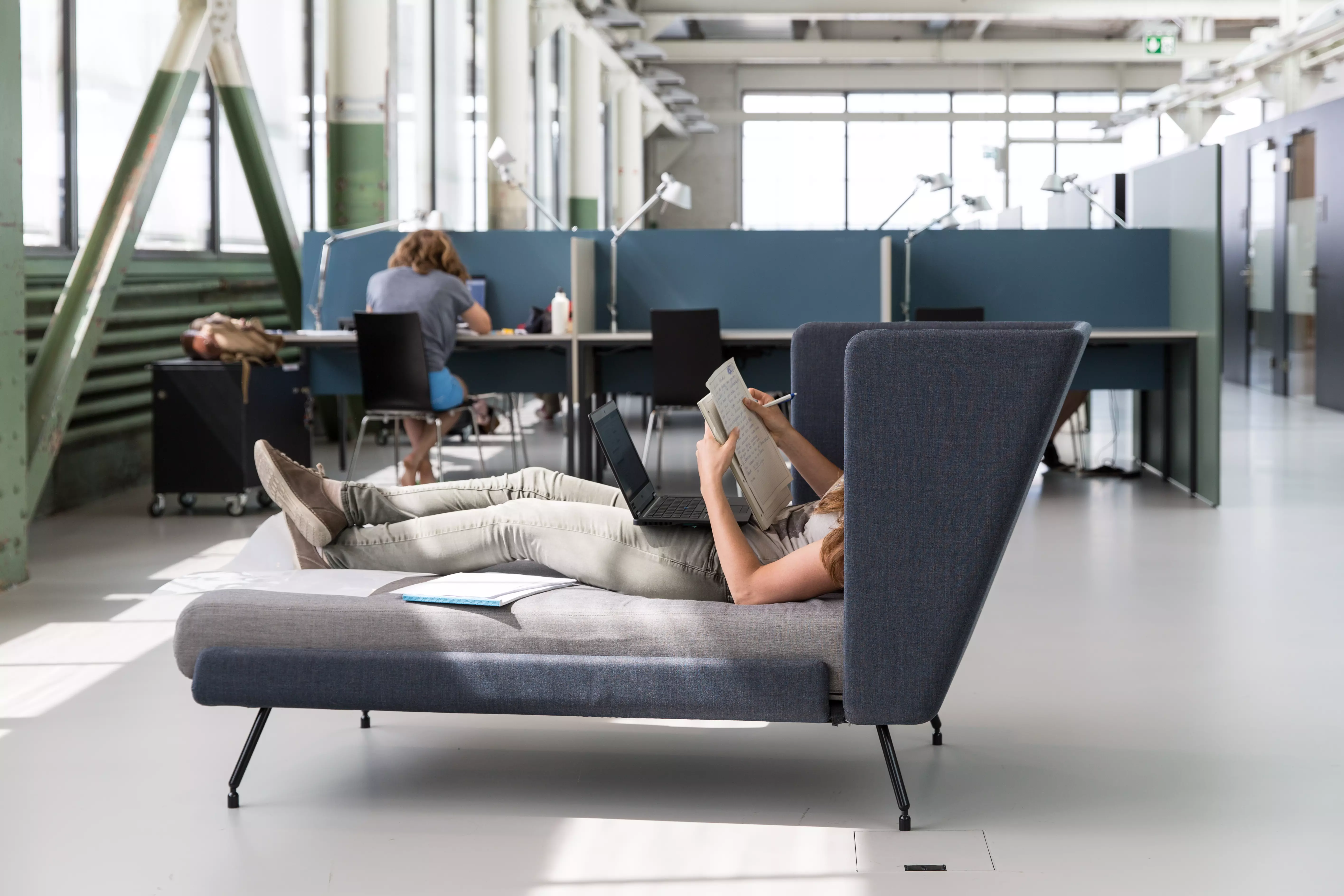 Sofas and individual workstations in the study environment at the University Library Winterthur.