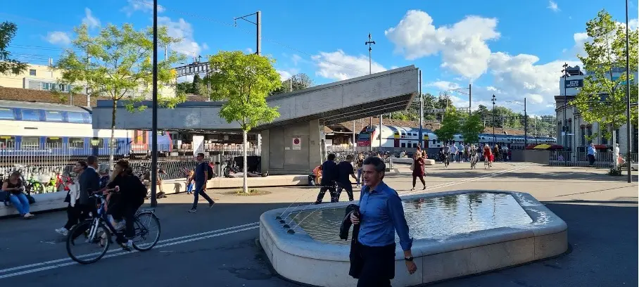 Kesselhausplatz Winterthur mit Menschen und Zügen im Hintergrund