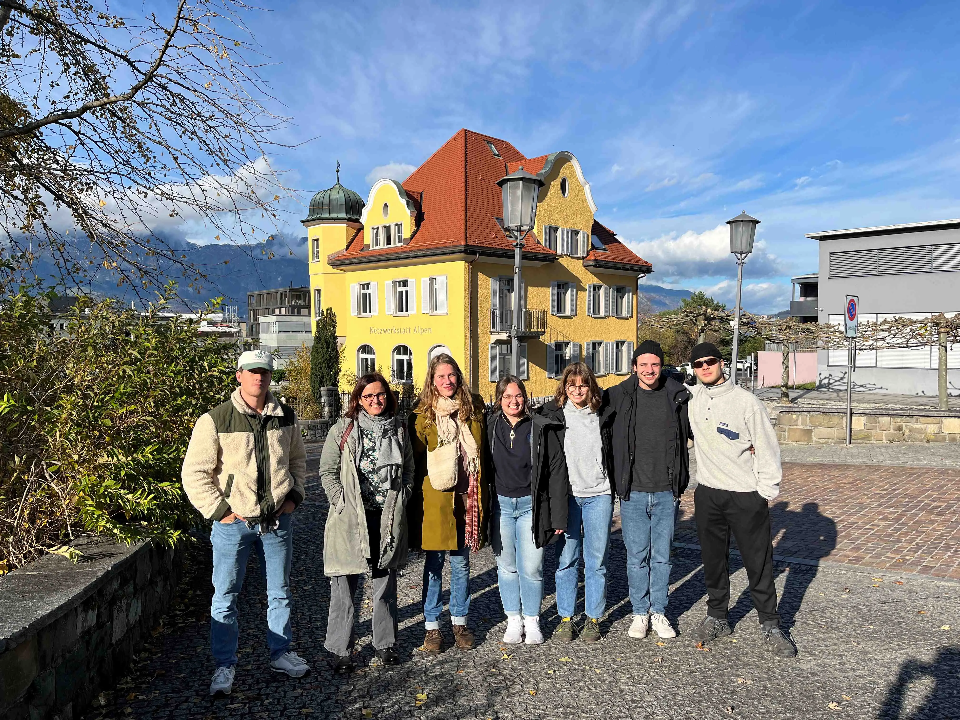 Abb. 1 Erster Halt: UIs und Modulleiterin Birgit Reutz zu Besuch bei der CIPRA in Schaan (Foto: Dominik Feusi)