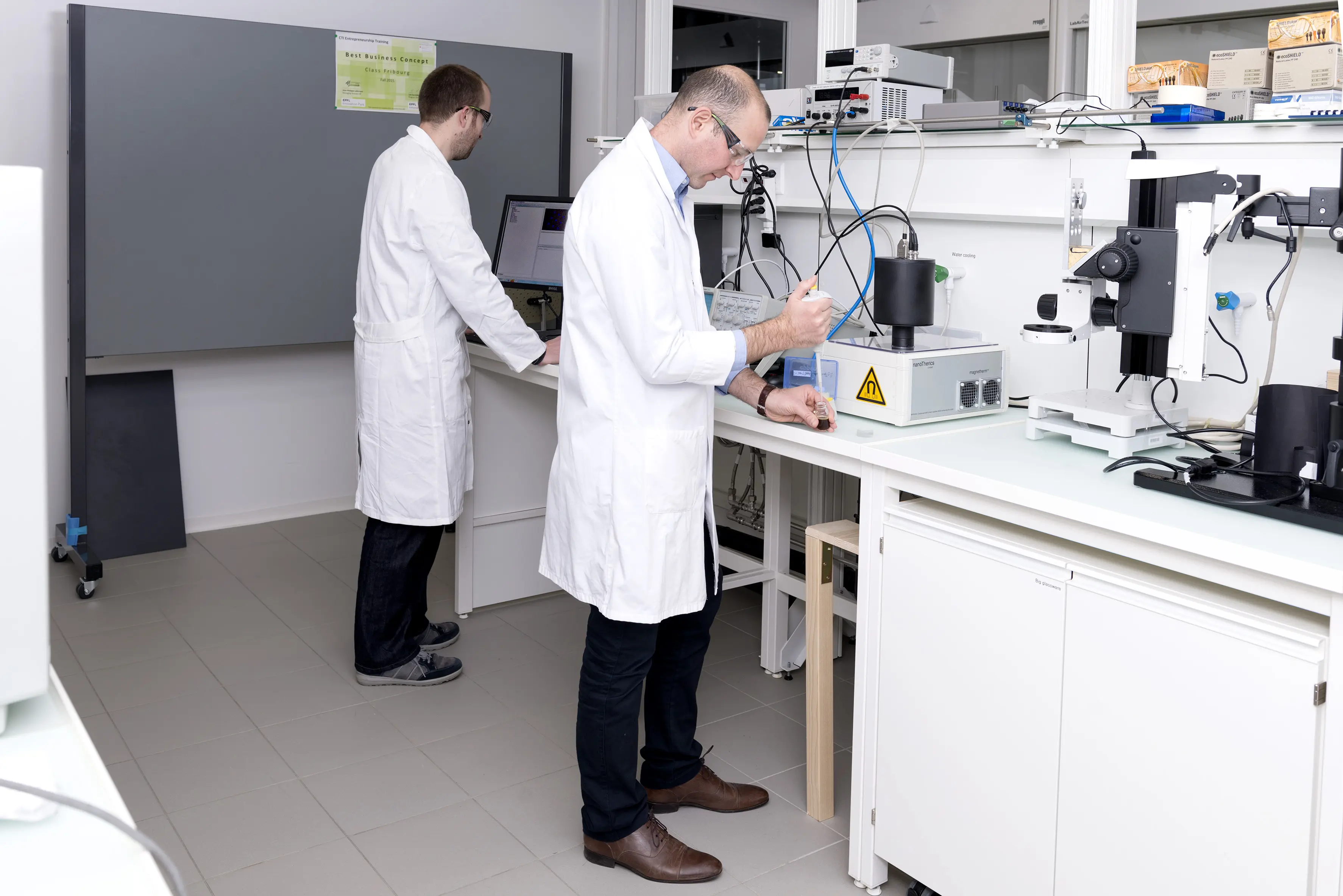 ZHAW researcher Mathias Bonmarin (foreground) and Christoph Geers from the University of Fribourg helped to develop the measuring device.