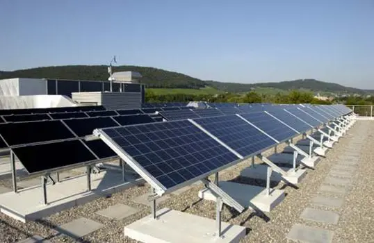 Abbildung der Referenzsolaranlage auf dem Neubau der EKZ Dietikon