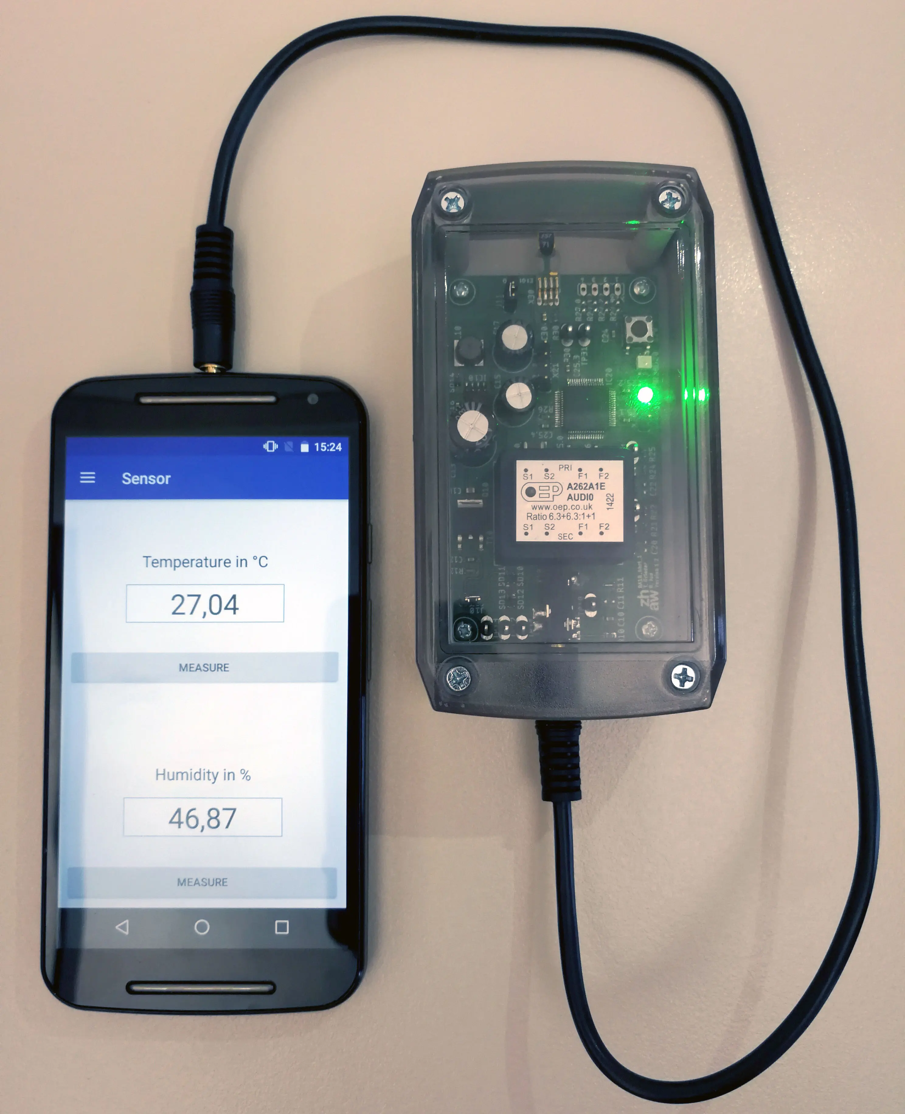 Der Sensor braucht keine eigene Batterie, sondern wird über den Headset-Stecker mit Strom versorgt.