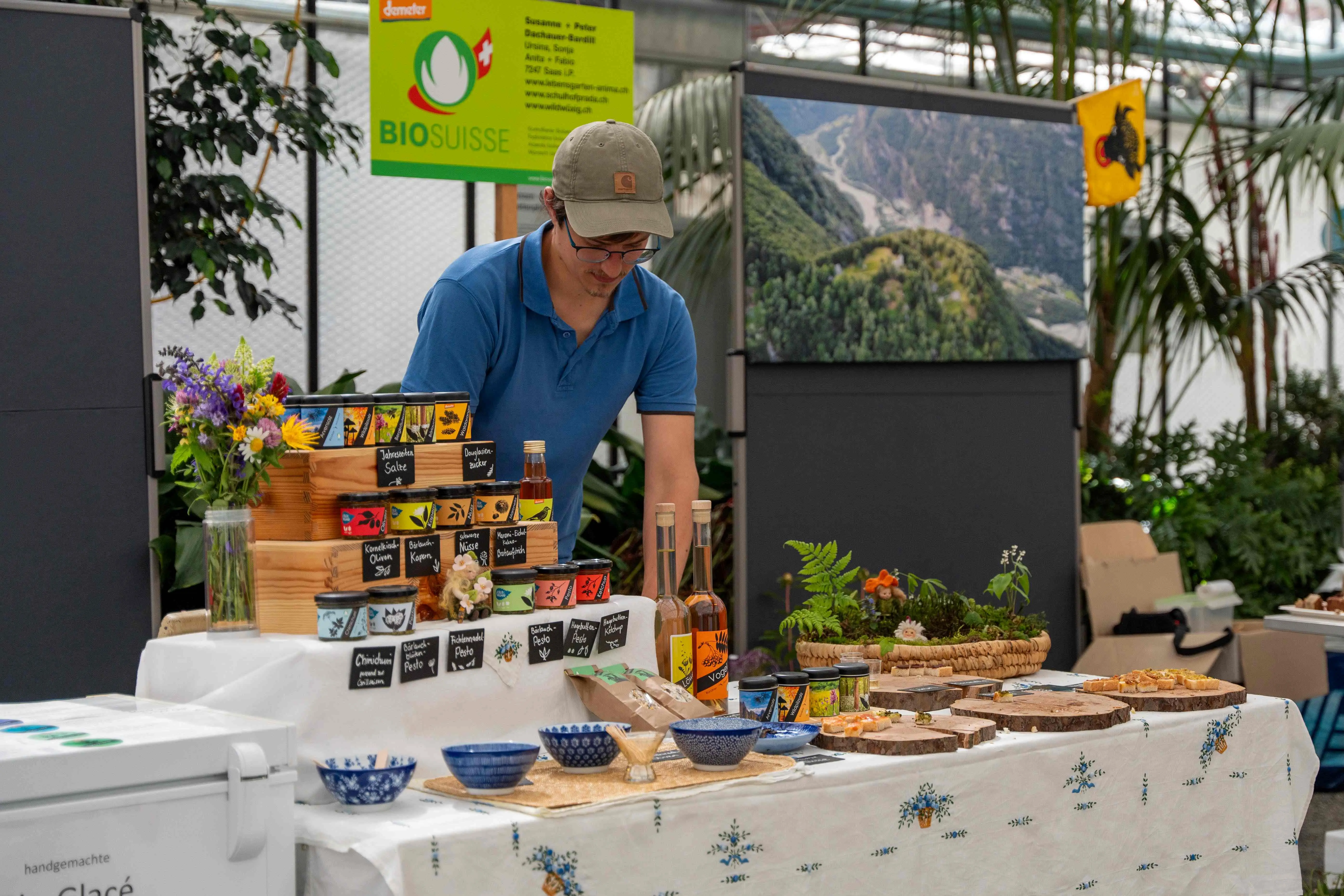 Fabio präsentiert das vielfältige Angebot von Wildwüxig. (Foto: Kaspar Kluth)