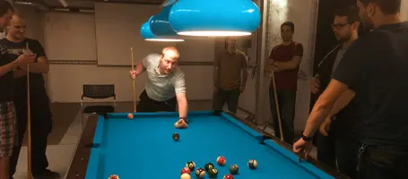 Das Bild zeigt InES Mitarbeiter beim Billard spielen.