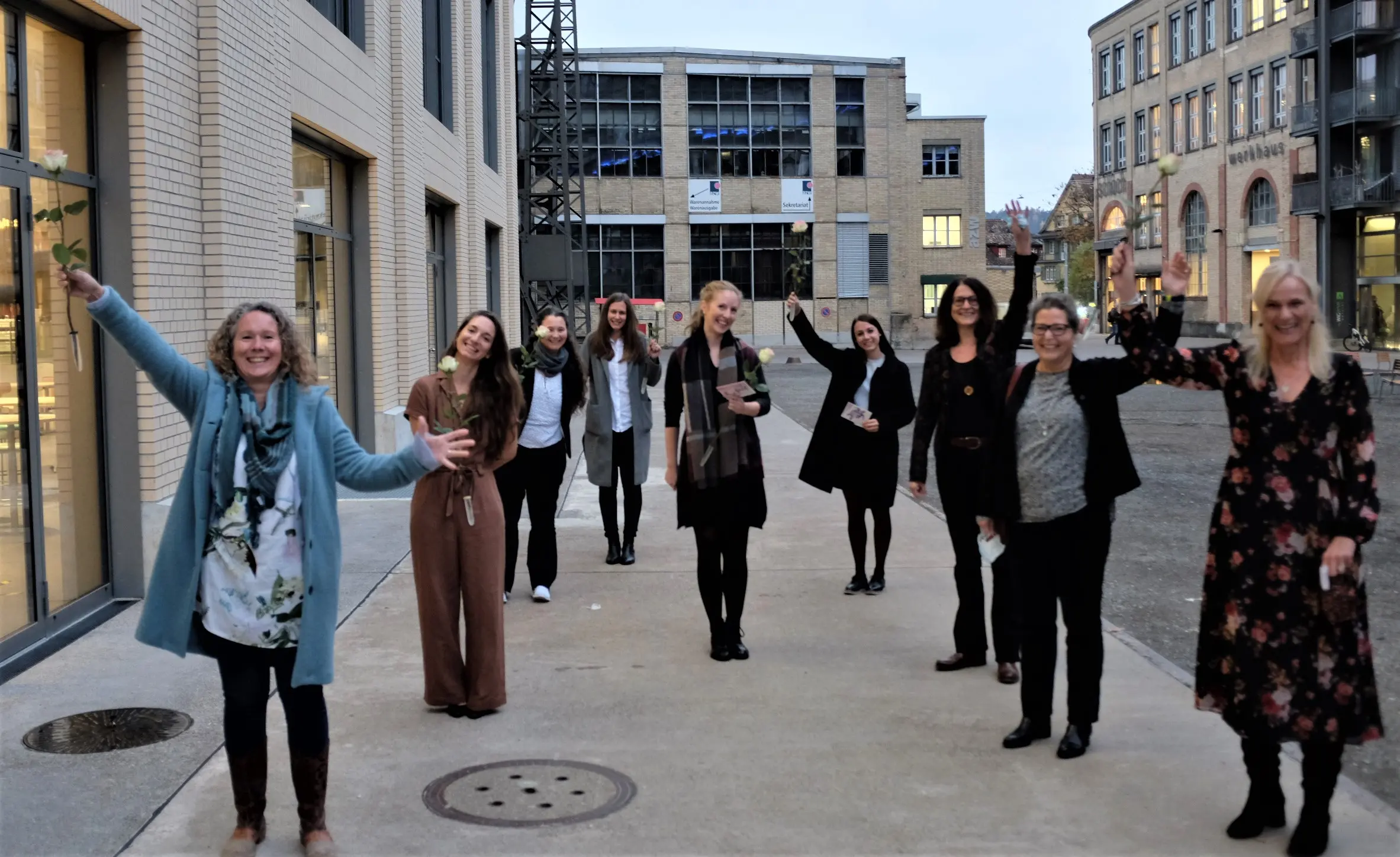 Jubelnder erster MSc-Hebamme-Abschluss: Tabea Lüthi, Swantje Jürgensen, Martina Bisig, Hannah Koch Finschi, Carmen Dünki, Andrea Brazerol, Studiengangleiterin Dr. Astrid Krahl, Leiterin Institut für Hebammen Beatrice Friedli und als ehem. und erste Studiengangleiterin Karin Brendel.