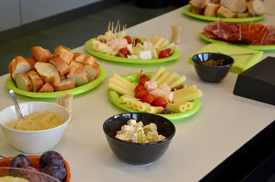 Apéro. Nahaufnahme vom Apéro-Tisch mit diversen Snacks.