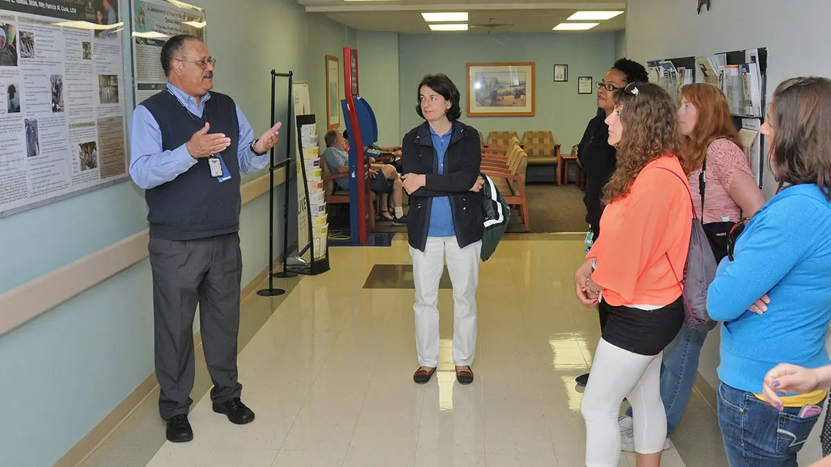 The group of participants at the study week in Ohio listen to a social worker from the “Freedom Center of the Veterans’ Affairs Hospital”.