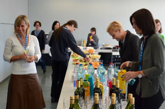 Apéro. Die Konferenzteilnehmenden bedienen sich am Apéro-Buffet.