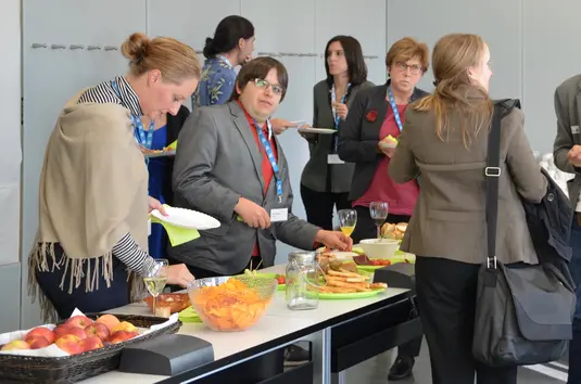 Apéro. Die Konferenzteilnehmenden bedienen sich am Apéro-Buffet.