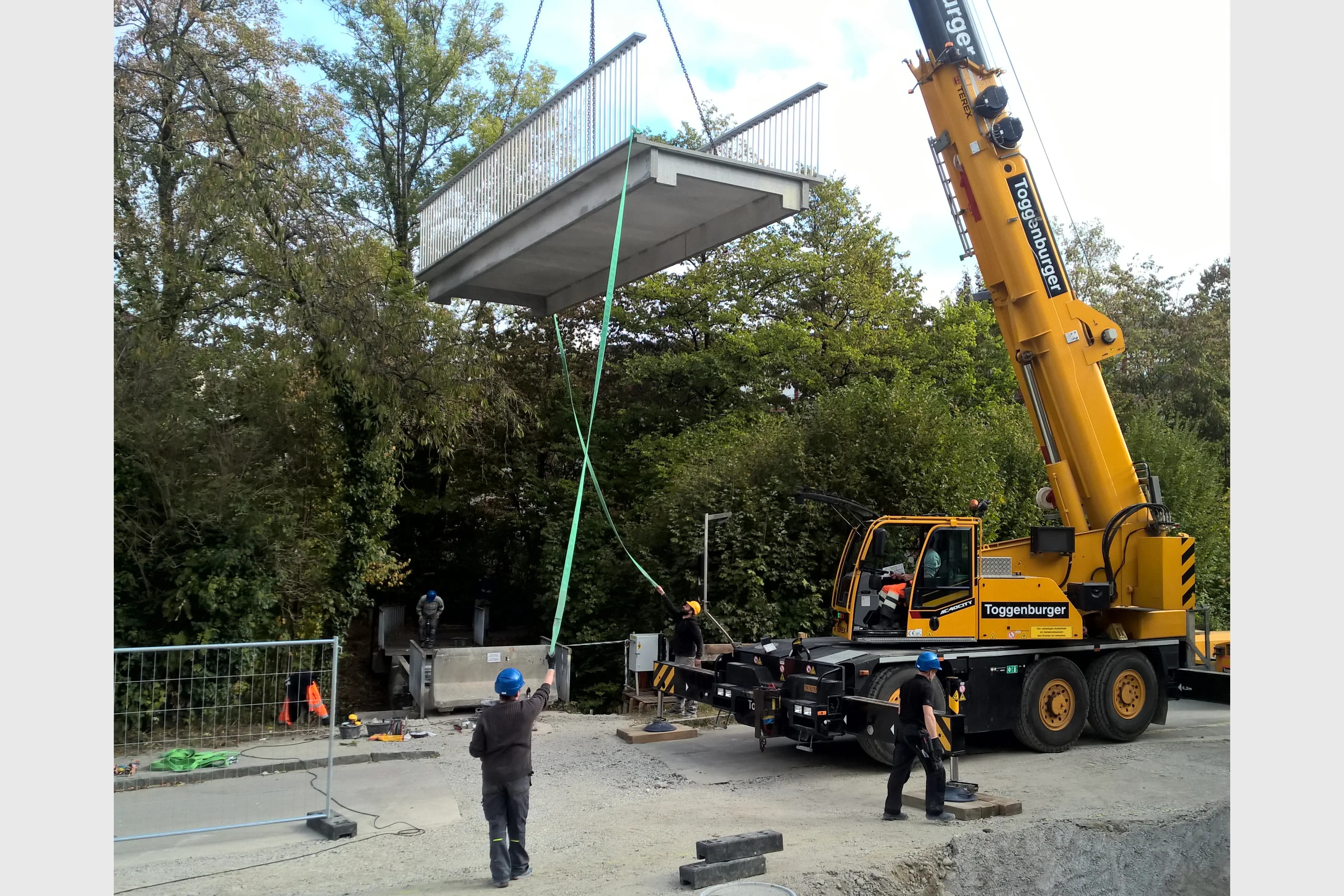 Komplett mit Geländer wurde die Brücke mit dem Tieflader vom Werk gebracht und mit einem Pneukran auf den vorbereiteten Auflagern abgesetzt.