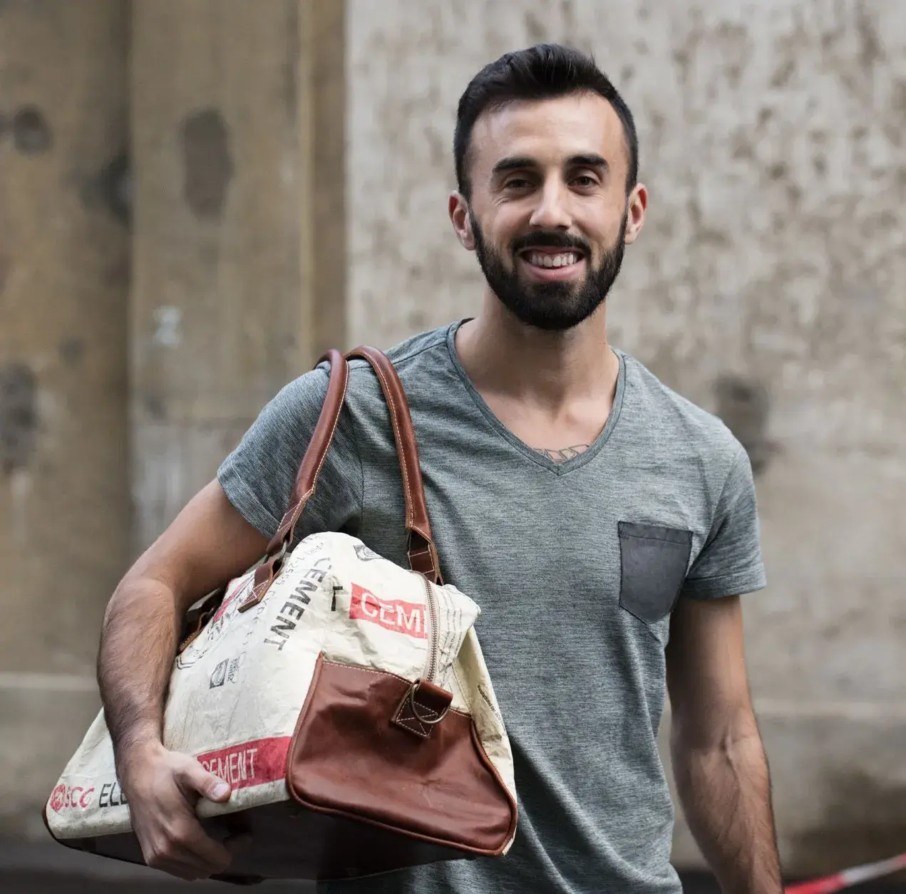 gründer Elephbo Nicolas Huxley mit Elephbo-Tasche über der Schulter