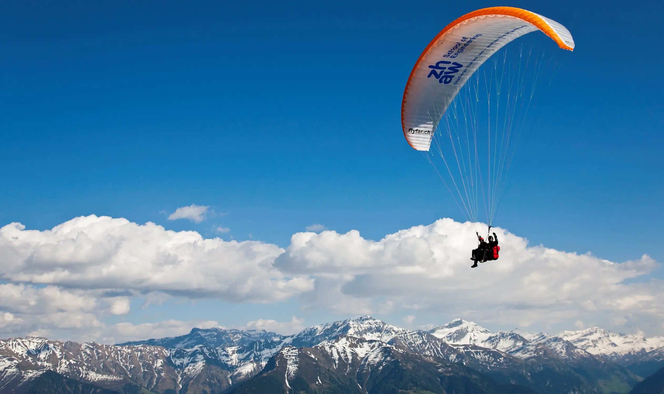 Gleitschirmflieger im Flug