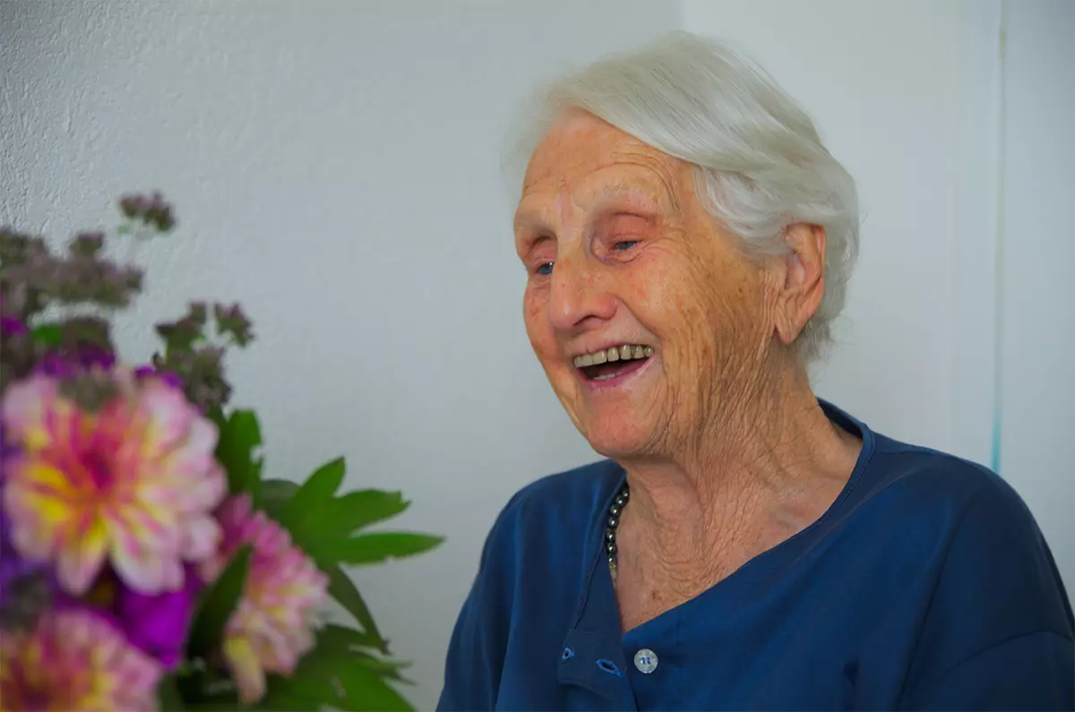 Pflanzen unterstützen die Pflege von alten Menschen in Pflegeheimen