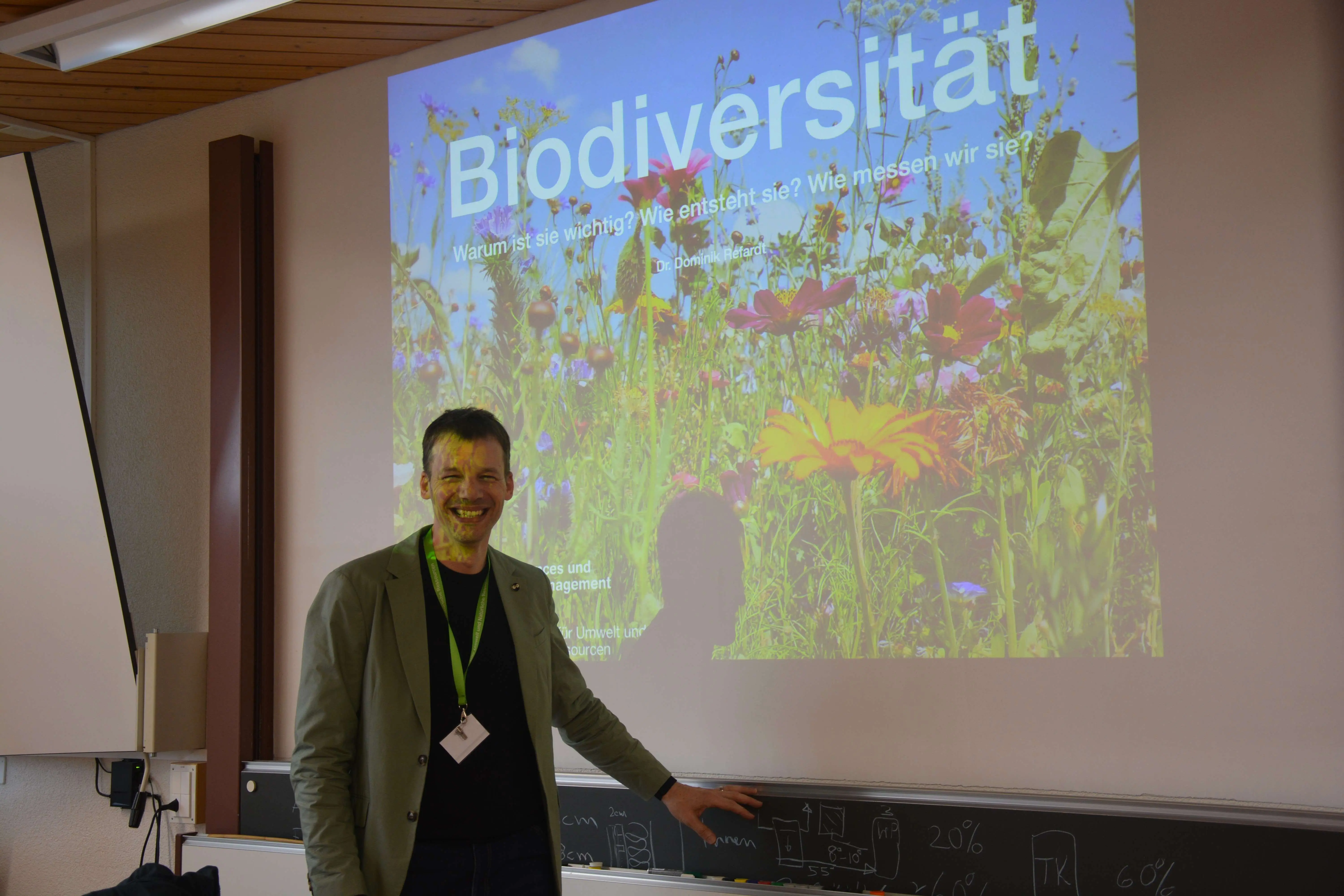 Einblick in die Praxis: Dozent Dr. Dominik Refardt führt durch Probelektion am Infoanlass (Foto: ZHAW)