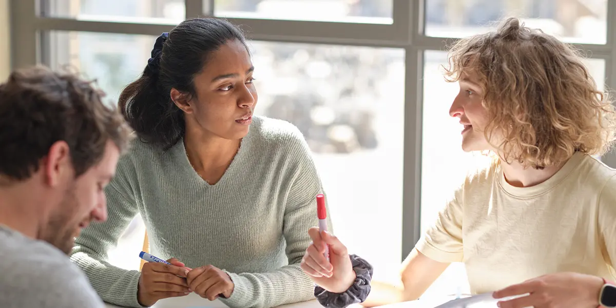 Masterstudierende in Ergotherapie bei einer Gruppenarbeit