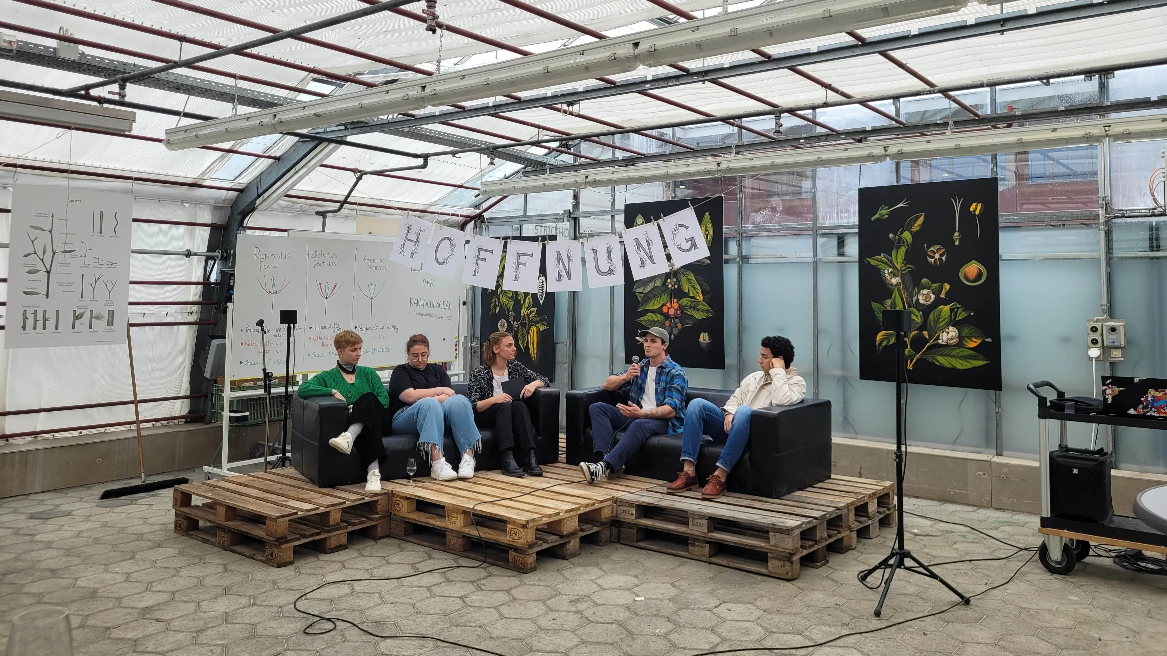 Podiumsdiskussion unter angehenden Umweltingenieur:innen - Stilecht auf Europaletten (Foto: Carmen Schillig)