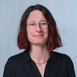 Dr. Julia Traversari