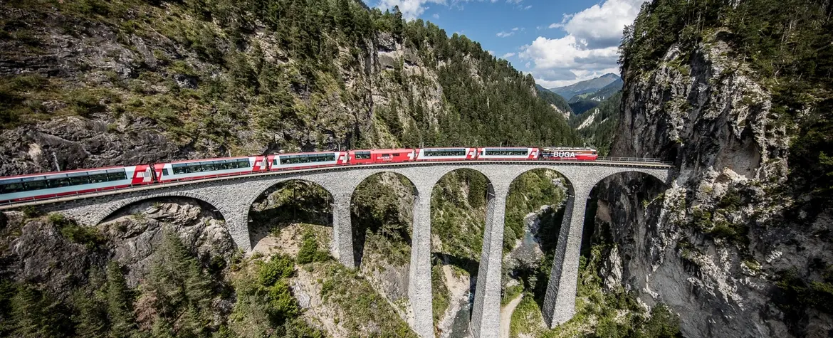 The "Glacier Express" passing the Landwasser Viaduct (Copyright RhB)