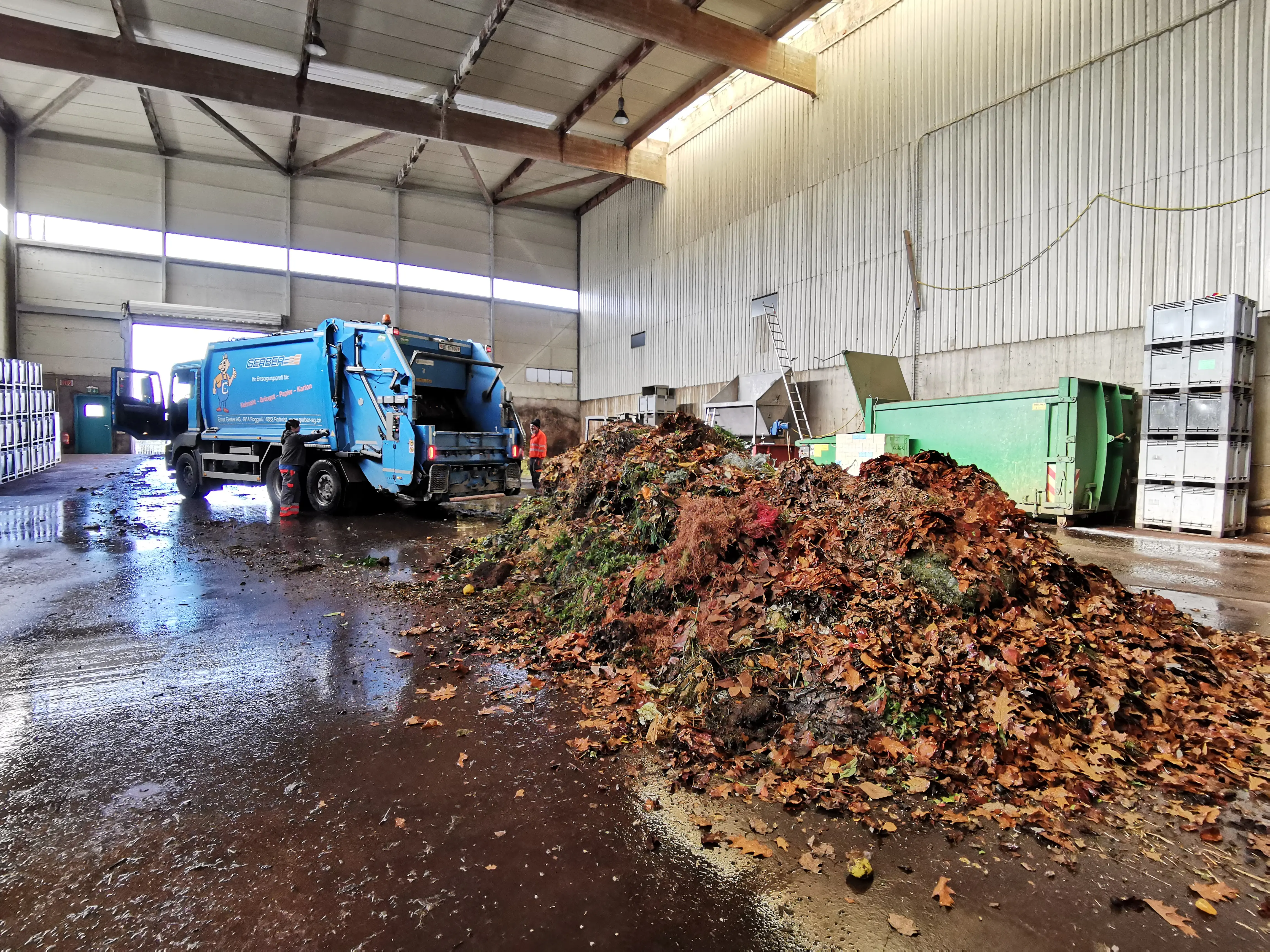 Anlieferung von Grüngut auf einer Biogasanlage